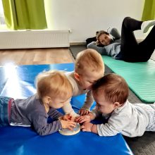 Anyuka tornázik, a gyermeked játszik!